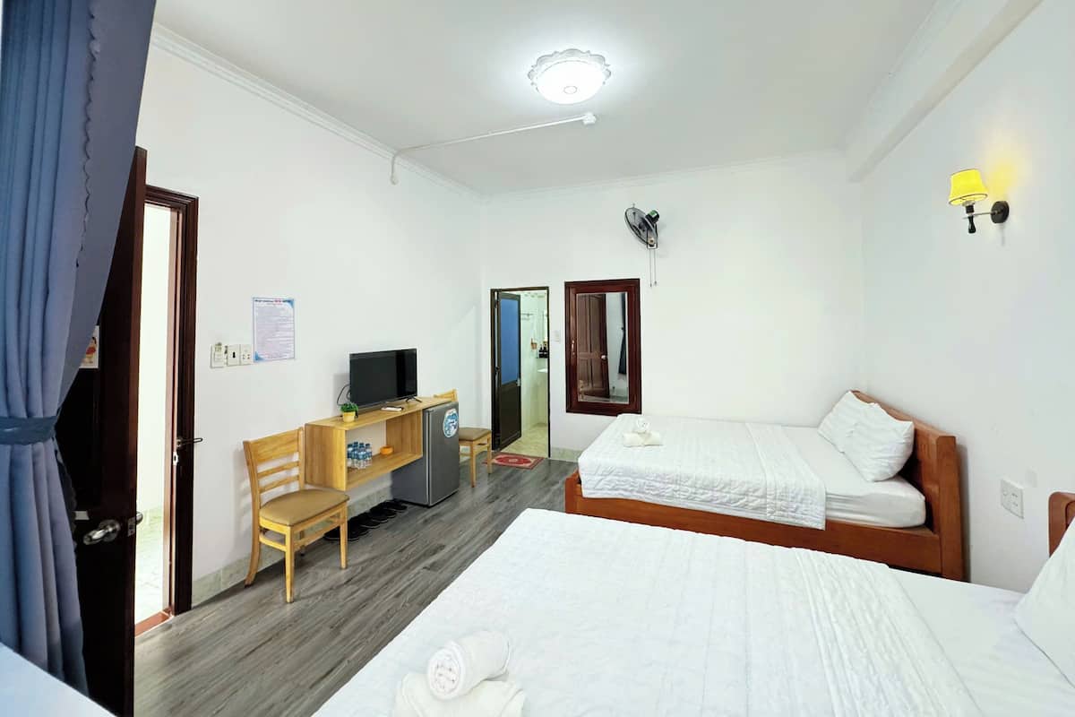 Family Room | Desk, WiFi (free), individually decorated, bed sheets