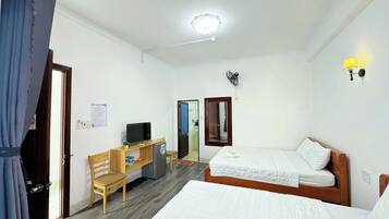 Escritorio, wifi gratis, decoración personalizada y ropa de cama