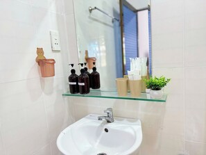 Family Room | Bathroom | Shower, rainfall showerhead, designer toiletries, hair dryer - New Hotel Vung Tau (Vung Tau)