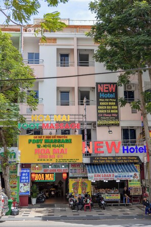 A building with multiple signs for a hotel and a foot massage service. - New Hotel Vung Tau (Ho Chi Minh City)
