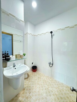 Ein Badezimmer mit Waschbecken, Spiegel und Dusche.