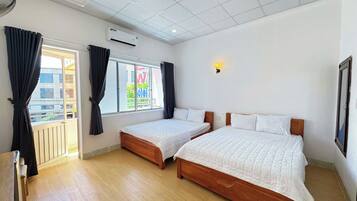 Escritorio, wifi gratis, decoración personalizada y ropa de cama