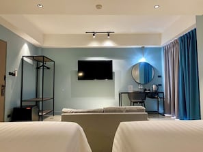 A hotel room with a bed, a desk with a chair, a TV, and a mirror. - Witz Pop Ratchada (Bangkok)