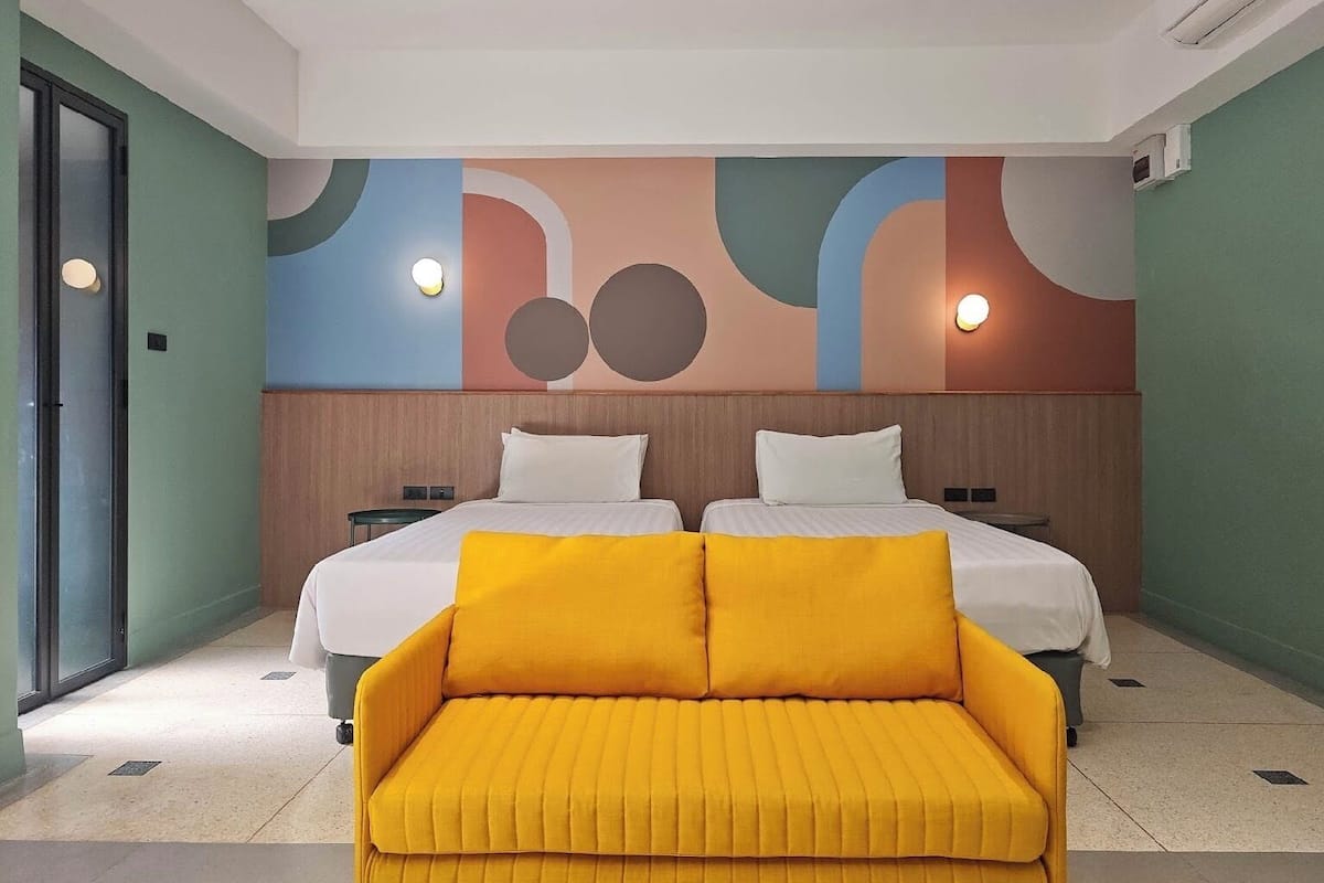Habitación superior con 2 camas individuales | Cortinas blackout, tabla de planchar con plancha y wifi gratis