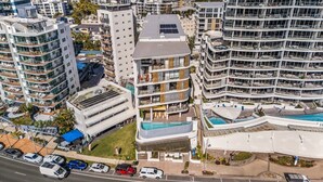 Un hôtel à plusieurs étages doté de balcons, d’une piscine et d’un parking.