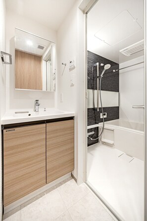 Hair dryer, bidet, towels, soap - Two bedroom  in Japan, Taito City (Taito City)
