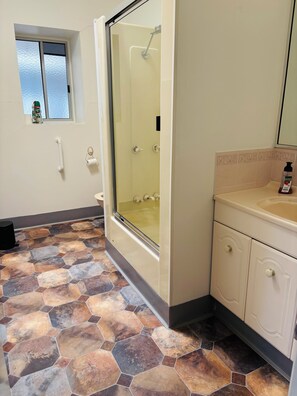 Hair dryer, towels, soap, toilet paper - O'Flynn House - Centrally Located in Beaudesert (Beaudesert)