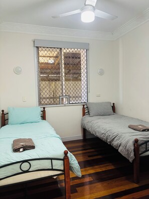 Iron/ironing board, Internet, bed sheets - O'Flynn House - Centrally Located in Beaudesert (Beaudesert)