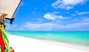 Ein Strand mit klarem türkisblauem Wasser und einem weißen Sandstrand.