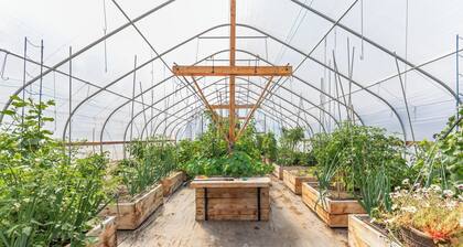 NEW Bend Farmhouse Retreat - Hot Tub, U-Pick Vegetable Farm, Private Pond