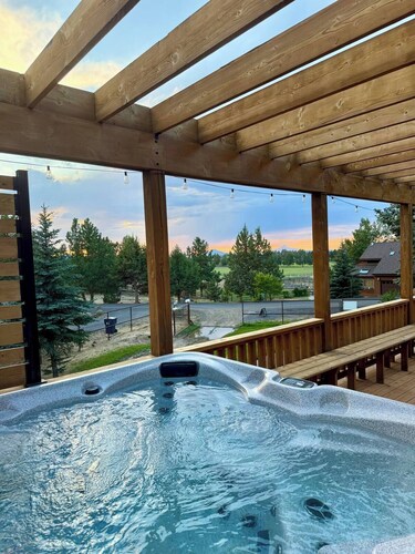 NEW LISTING Bend/Tumalo Farmhouse - Private Pond, Hot Tub & Working Farm
