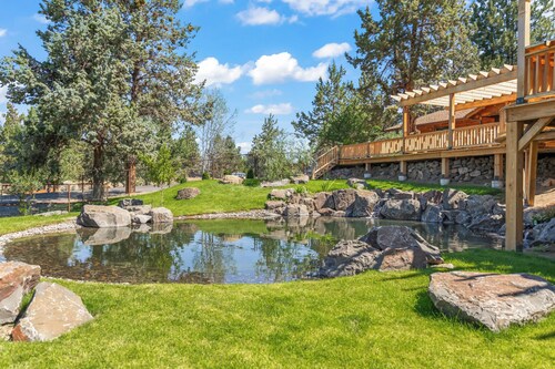 NEW Bend Farmhouse Retreat - Hot Tub, U-Pick Vegetable Farm, Private Pond