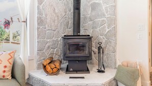 Interior - NEW Bend Farmhouse Retreat - Hot Tub, U-Pick Vegetable Farm, Private Pond (Bend)