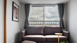 Apartment | Wohnzimmer | 43-Zoll-Flachbildfernseher mit Digitalempfang