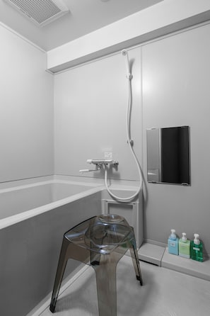 Bañera con ducha, artículos de tocador gratuitos, secador de pelo, bidet