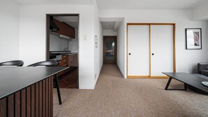 Apartment | Wohnzimmer | 43-Zoll-Flachbildfernseher mit Digitalempfang