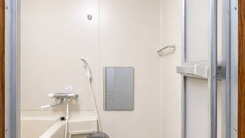 Appartement | Salle de bain | Ensemble douche/baignoire, articles de toilette gratuits, sèche-cheveux