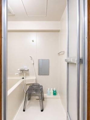 Appartement | Salle de bain | Ensemble douche/baignoire, articles de toilette gratuits, sèche-cheveux