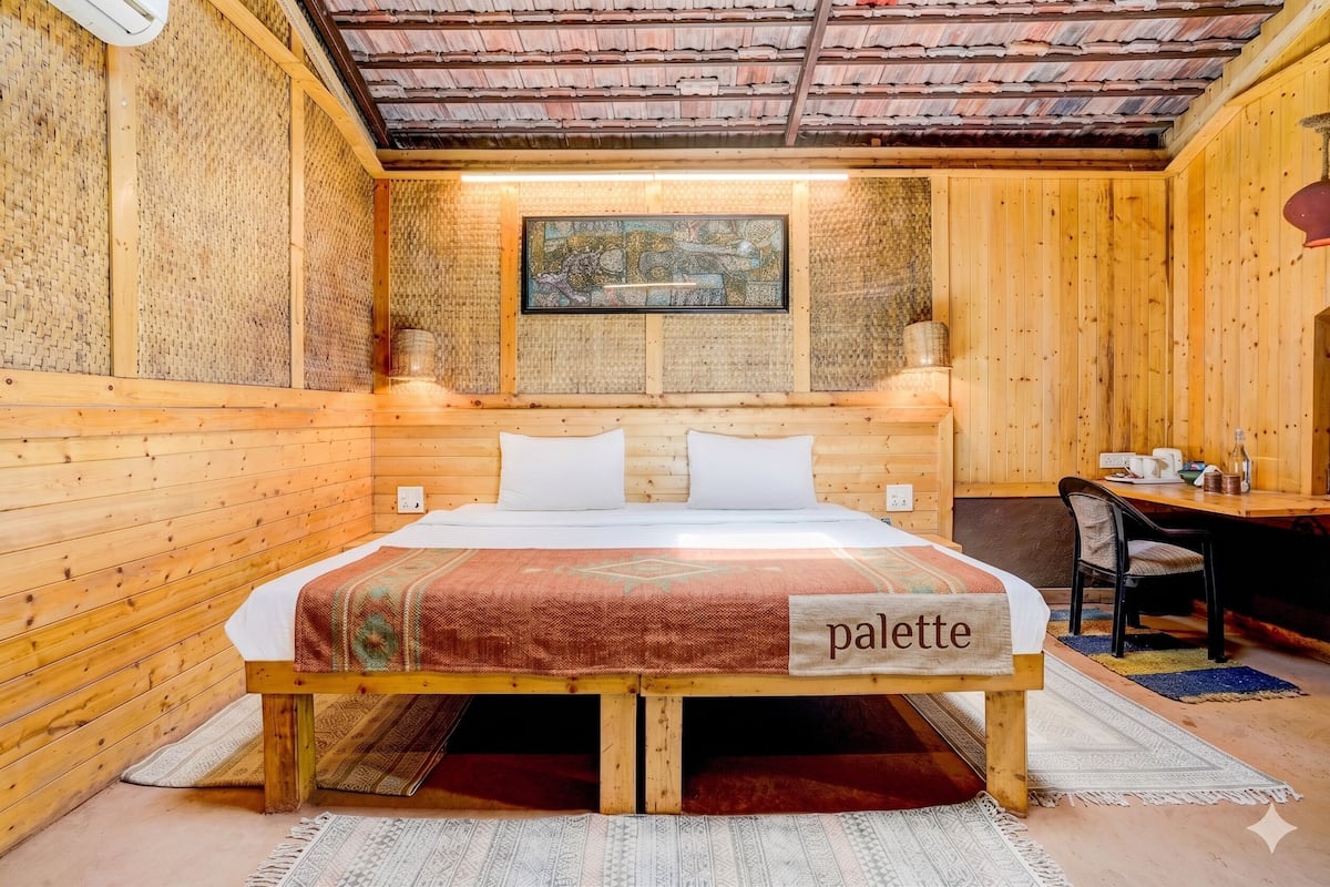 Premium Cottage | Desk, WiFi (free), bed sheets