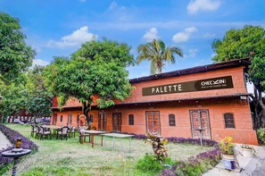 A building with a sign reading 'PALETTE CHECIN'.