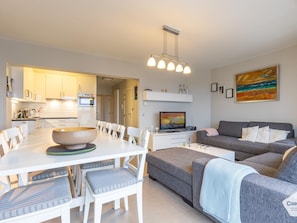 Living area - Spacious 2-Bedroom Apartment Near the Sea (Blankenberge)