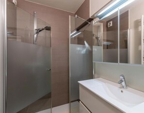 Bathroom - Spacious 2-Bedroom Apartment Near the Sea (Blankenberge)
