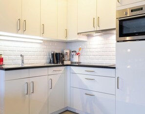 Private kitchen - Spacious 2-Bedroom Apartment Near the Sea (Blankenberge)