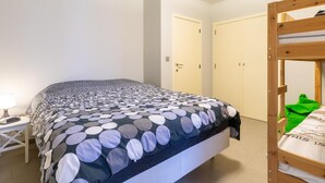 Room - Spacious 2-Bedroom Apartment Near the Sea (Blankenberge)