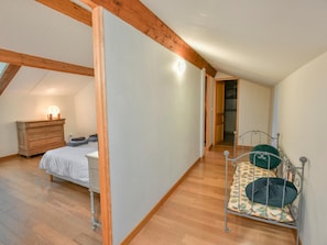 Ein Schlafzimmer mit Bett, Kommode und Kleiderschrank.