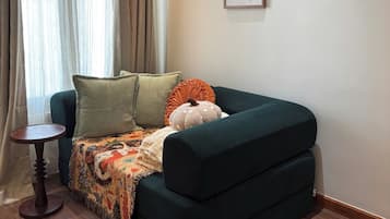 Deluxe Room, City View | Living area