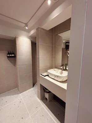 Standardzimmer | Badezimmer | Dusche, Haartrockner, Handtücher, Seife