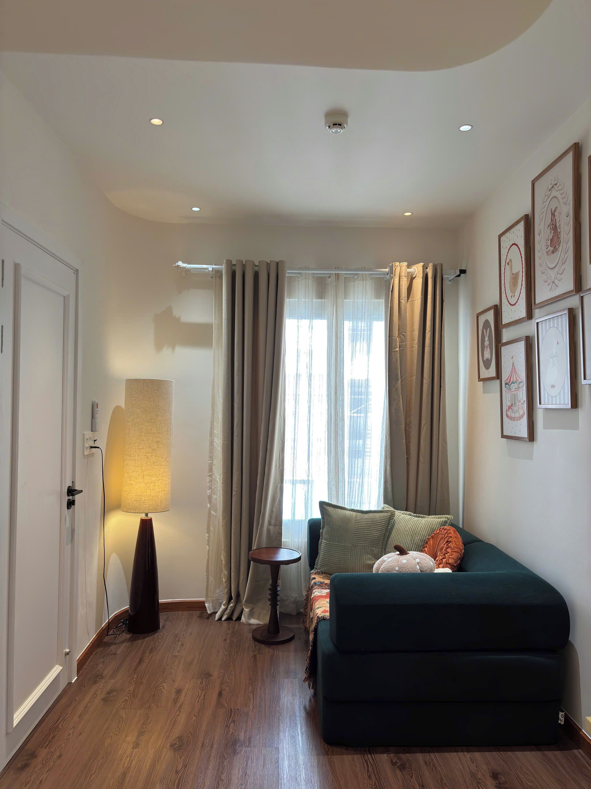 Deluxe Room, City View | Living area