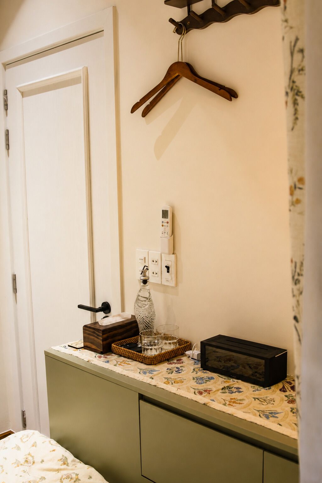 Habitación con 2 camas individuales, 1 cama Queen size, vista al jardín | Wifi gratis 