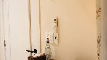 Habitación con 2 camas individuales, 1 cama Queen size, vista al jardín | Wifi gratis
