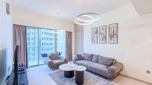 Ein modernes Wohnzimmer mit einer Couch, einem Couchtisch und Kunstwerken an der Wand.