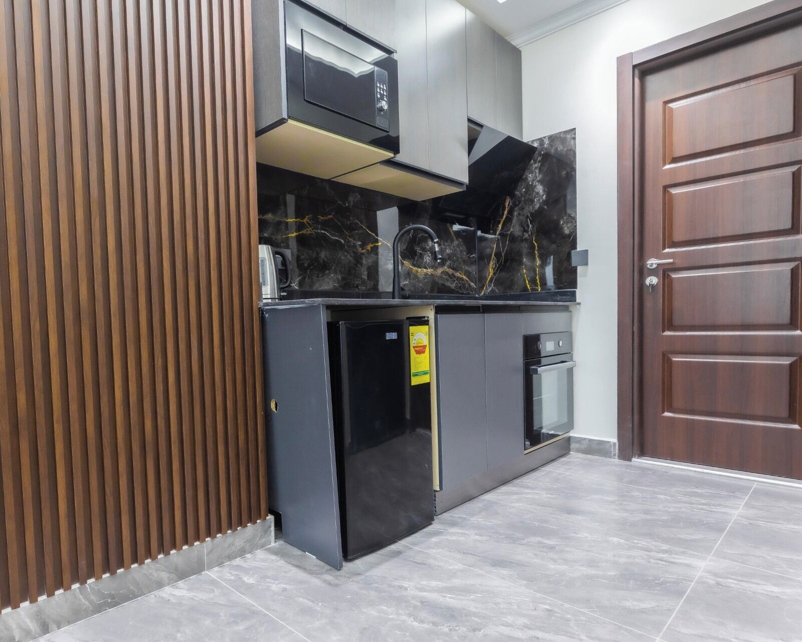 Grand Studio, Balcony, City View | Private kitchen