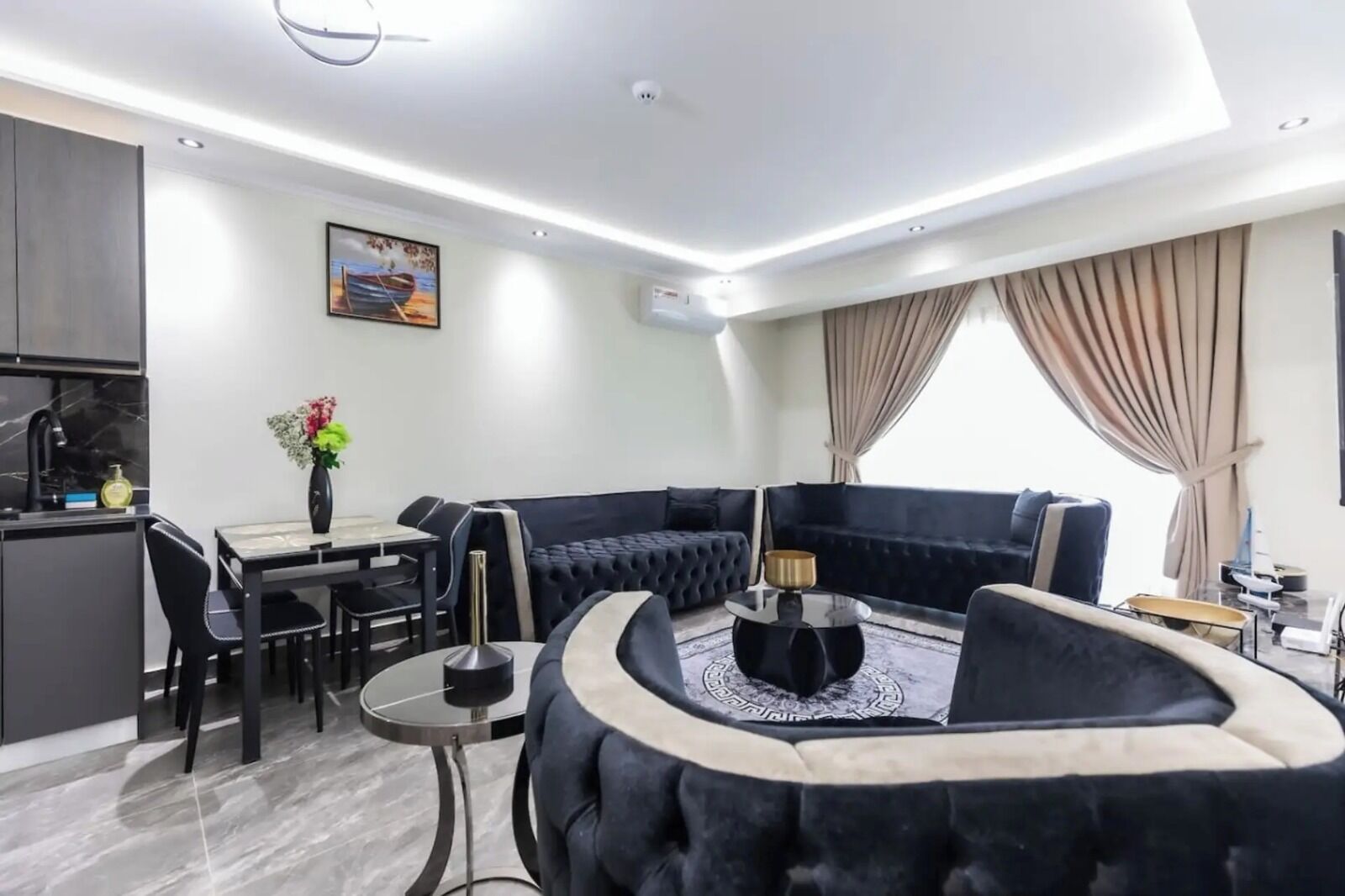 Deluxe Apartment, City View | Living area
