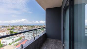 Classic Studio, City View | Terrace/patio