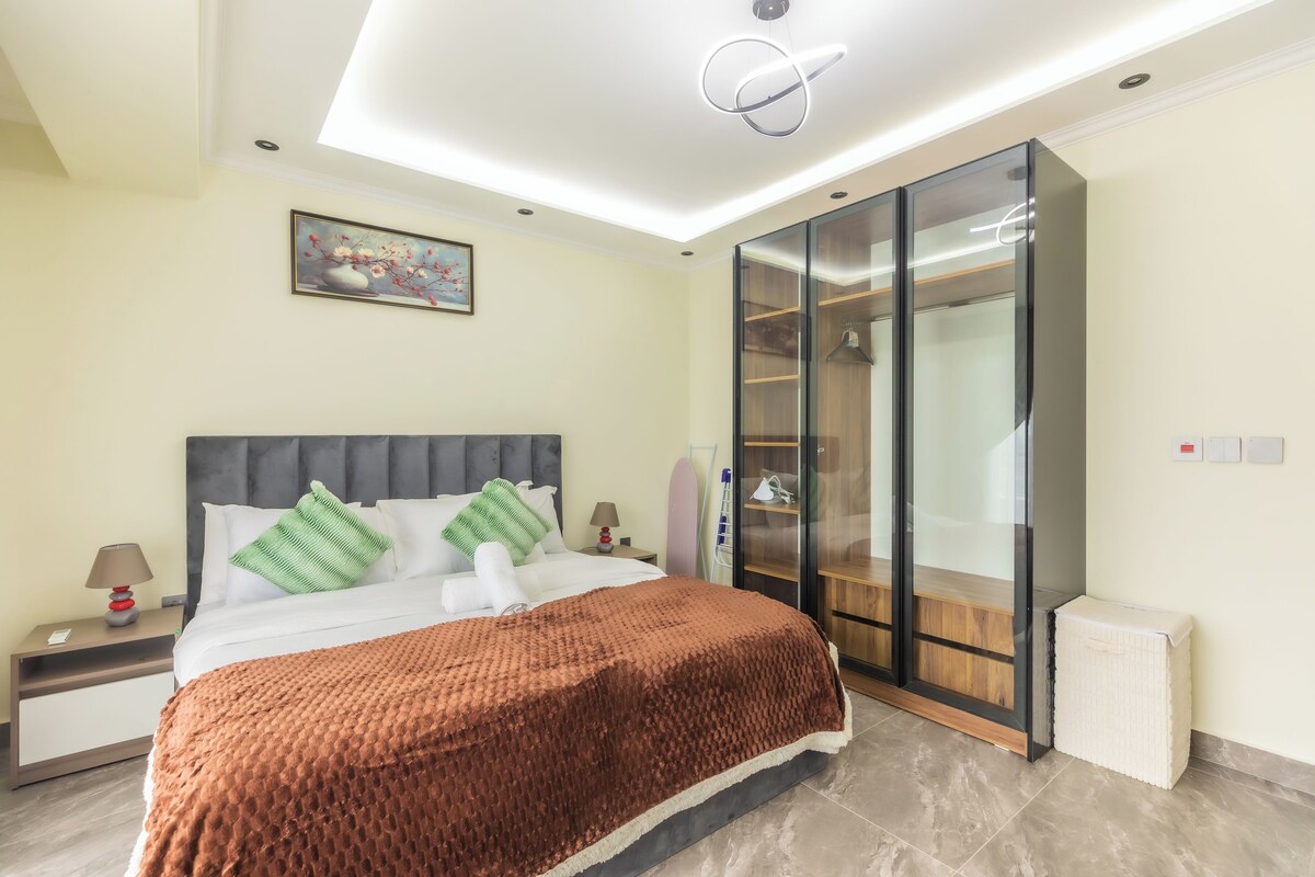 Apartamento de lujo, vistas a la ciudad | Tabla de planchar con plancha, wifi gratis, ropa de cama