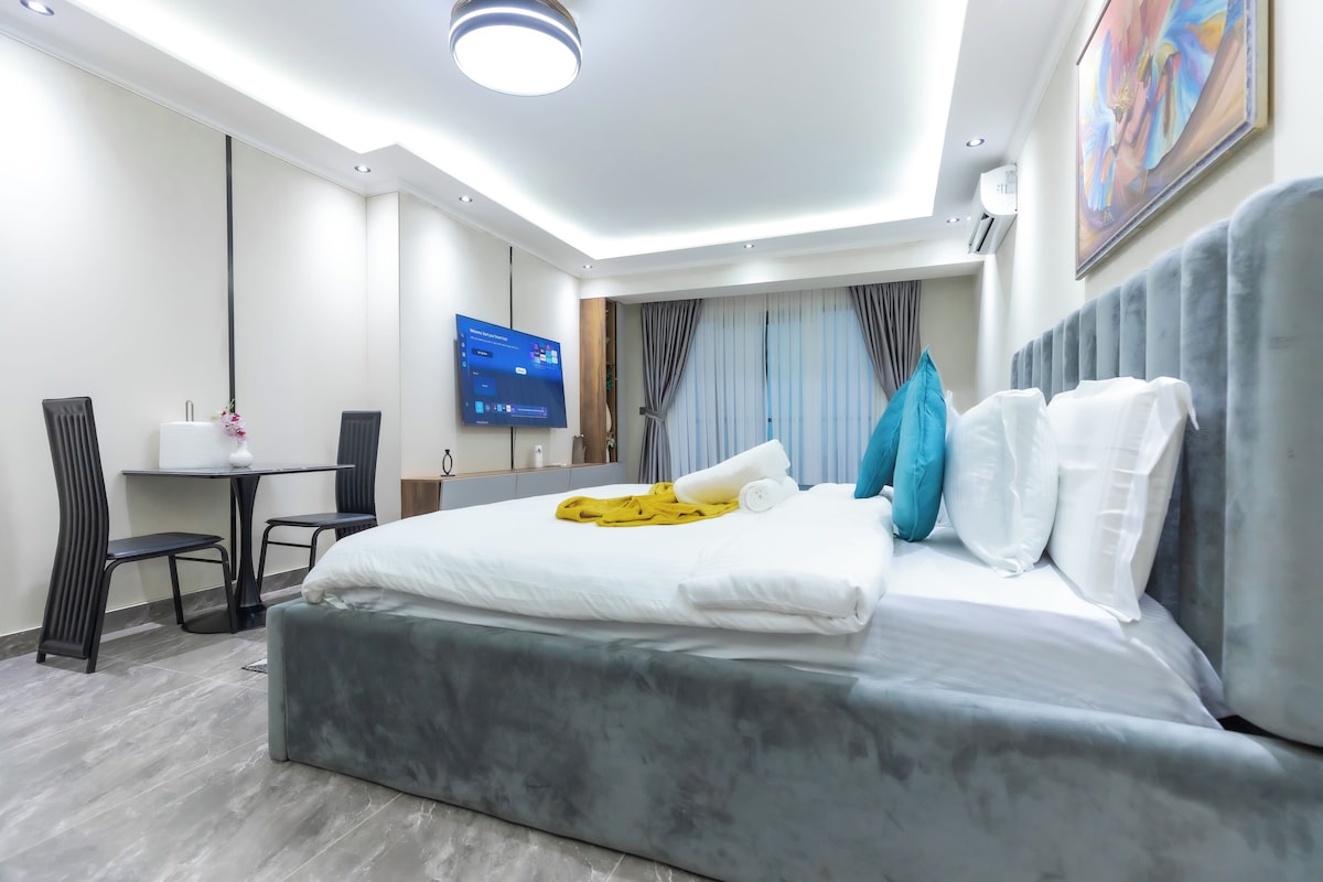 Estudio de lujo, vistas a la ciudad | Tabla de planchar con plancha, wifi gratis, ropa de cama