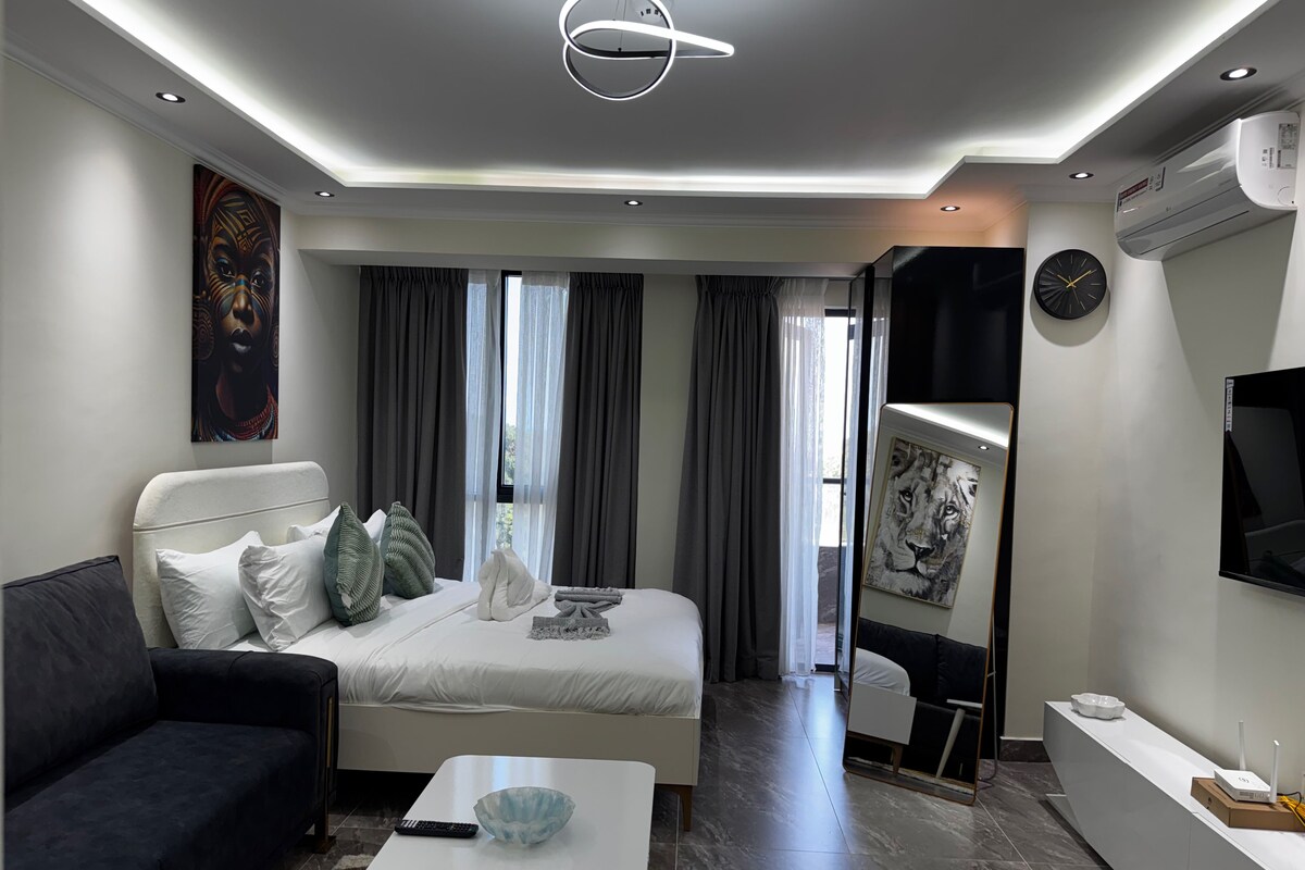 Luxury Apartment | Iron/ironing board, free WiFi, bed sheets