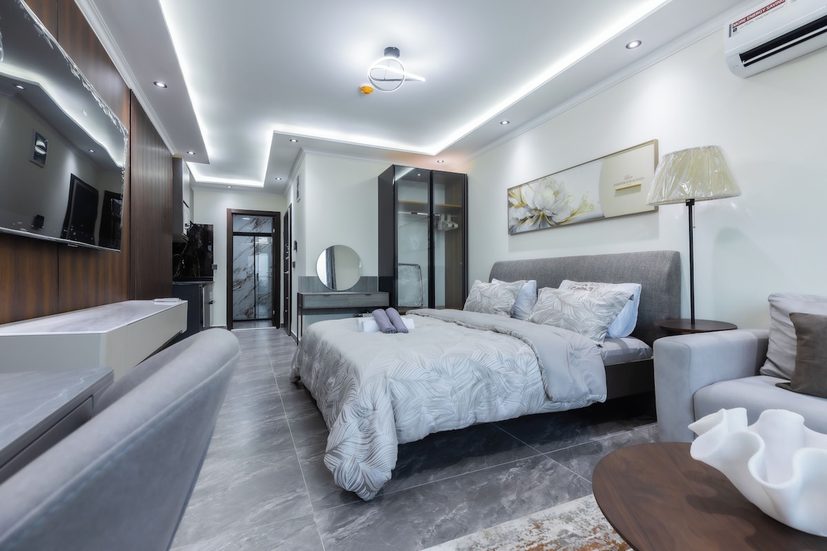 Estudio de lujo, vistas a la ciudad | Tabla de planchar con plancha, wifi gratis, ropa de cama