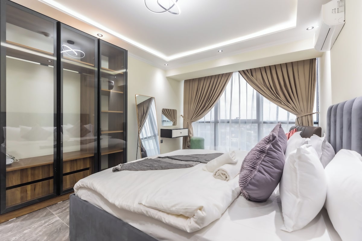 Apartamento Deluxe, vistas a la ciudad | Tabla de planchar con plancha, wifi gratis, ropa de cama