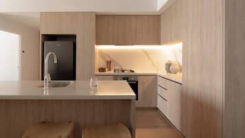 Geladeira, micro-ondas, fogão, cooktop