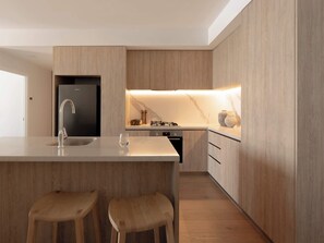 Réfrigérateur, four à micro-ondes, un four, surface de cuisson