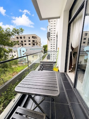 Apartamento, vistas a la ciudad | Restaurante al aire libre