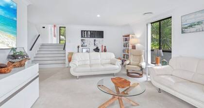 Large home with panoramic view only minutes to beaches, golf course estate