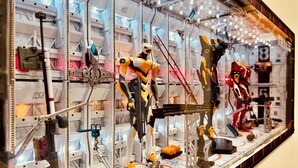 Um modelo detalhado de uma instalação futurista, com várias figuras robóticas e maquinaria.