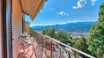Ein Balkon mit Blick auf Stadt und Berge.