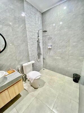 Deluxe Double Room, Balcony, Pool View | Bathroom | Shower, hair dryer, towels, soap - Desri Ubud (Gianyar)